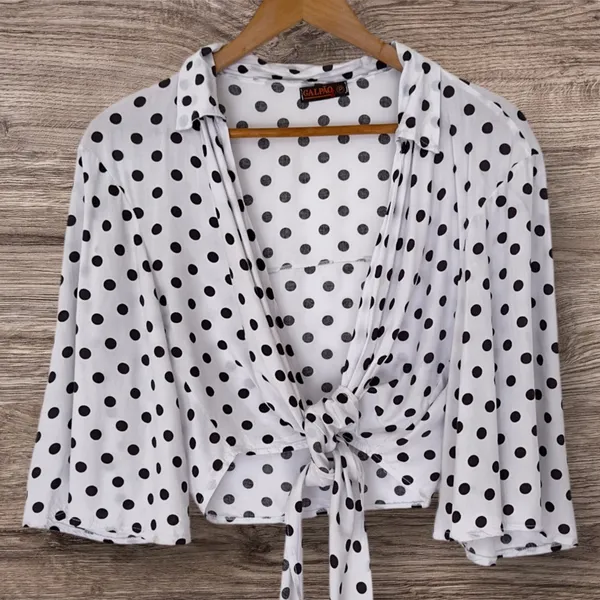 blusa cropped de amarração, branca de poá preto. veste m