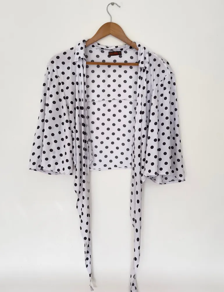 blusa cropped de amarração, branca de poá preto. veste m