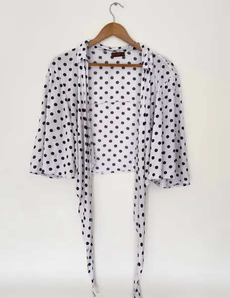 blusa cropped de amarração, branca de poá preto. veste m