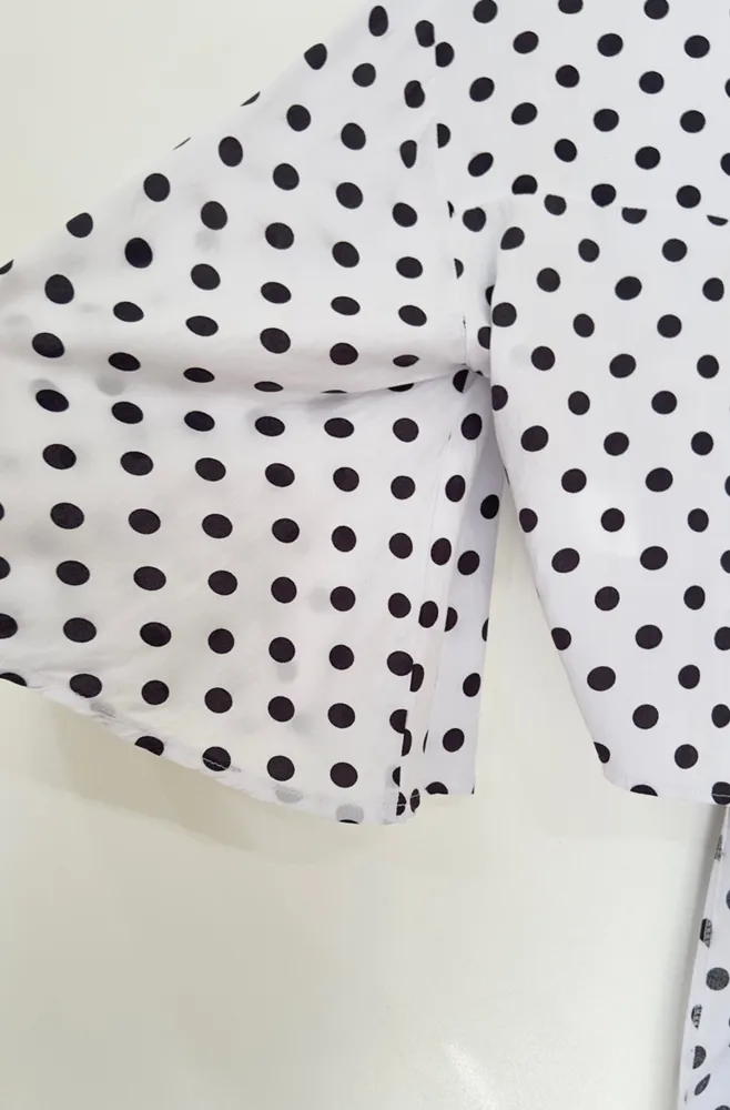 blusa cropped de amarração, branca de poá preto. veste m