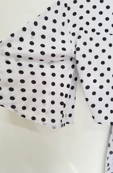 blusa cropped de amarração, branca de poá preto. veste m