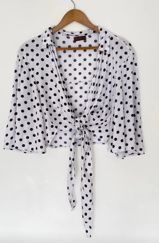 blusa cropped de amarração, branca de poá preto. veste m