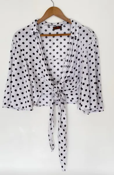 blusa cropped de amarração, branca de poá preto. veste m