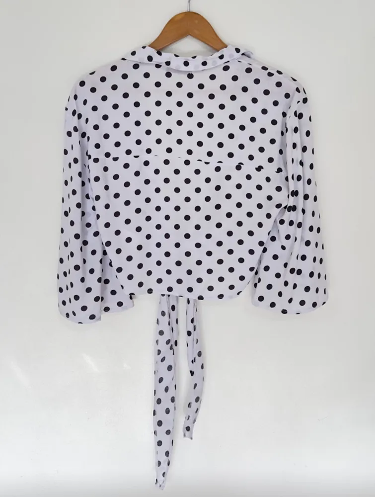 blusa cropped de amarração, branca de poá preto. veste m