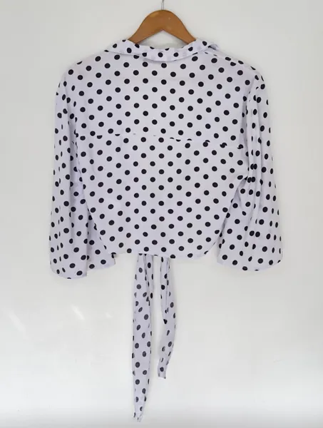 blusa cropped de amarração, branca de poá preto. veste m