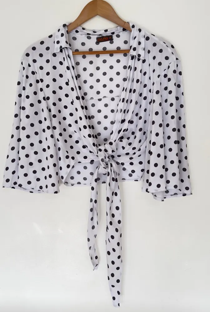 blusa cropped de amarração, branca de poá preto. veste m