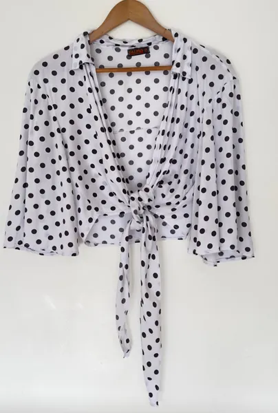 blusa cropped de amarração, branca de poá preto. veste m