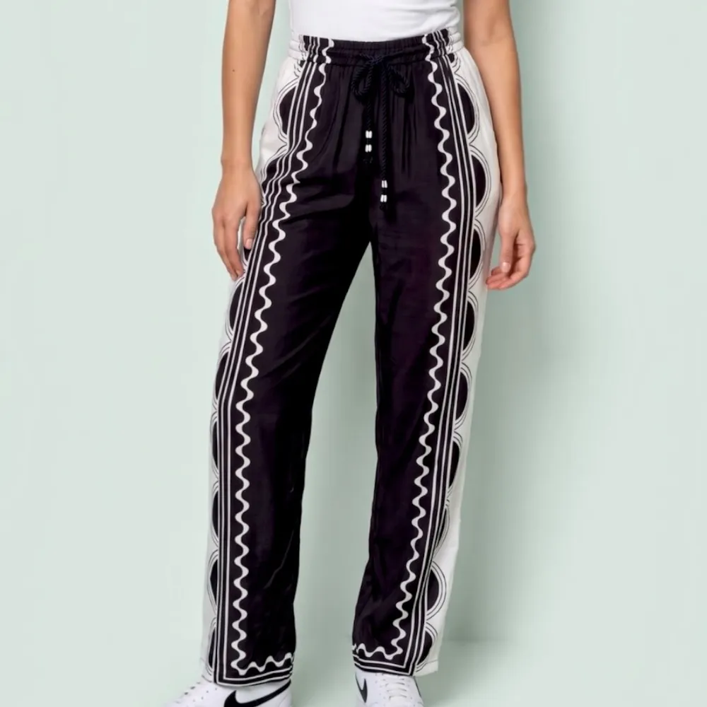 calça farm nova s/ tag. calça nosso lenço preto e branca pp