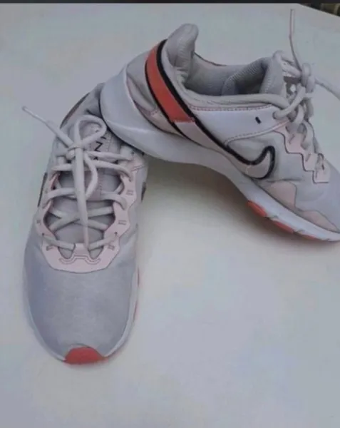 Tênis  Nike Legend Essential 2 tamanho 37,5