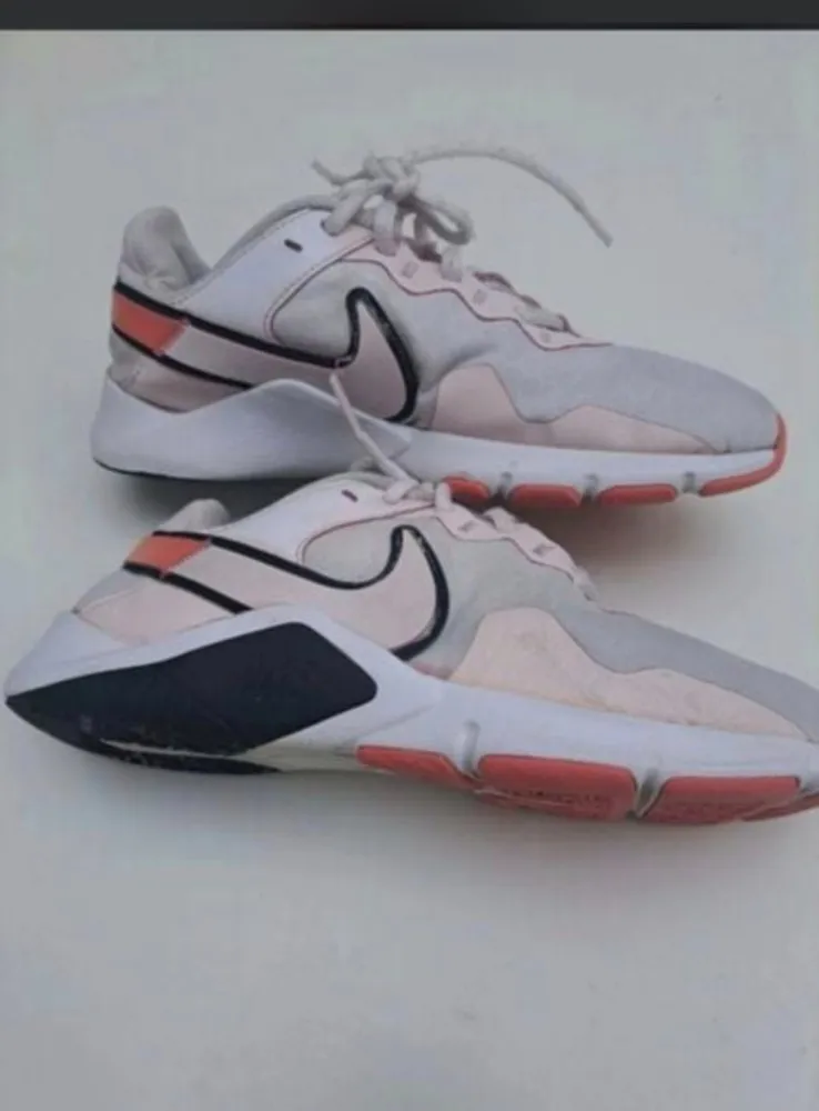 Tênis  Nike Legend Essential 2 tamanho 37,5