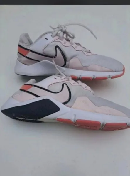 Tênis  Nike Legend Essential 2 tamanho 37,5