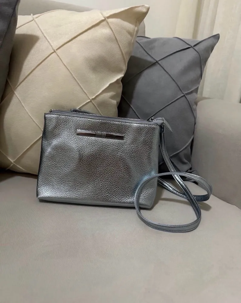 bolsa tiracolo prateada nova santa lolla