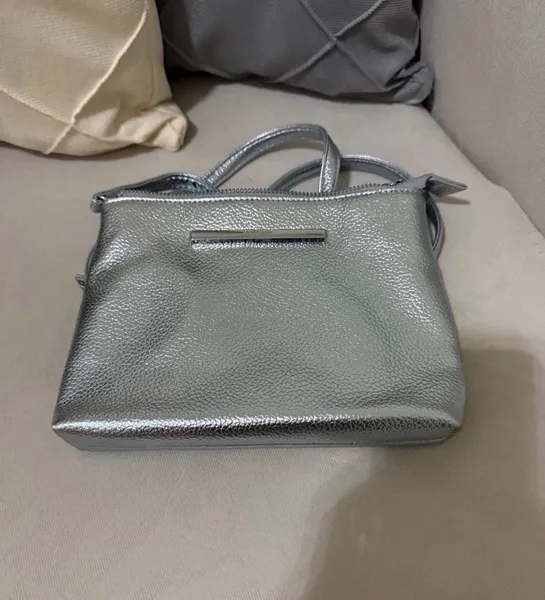 bolsa tiracolo prateada nova santa lolla