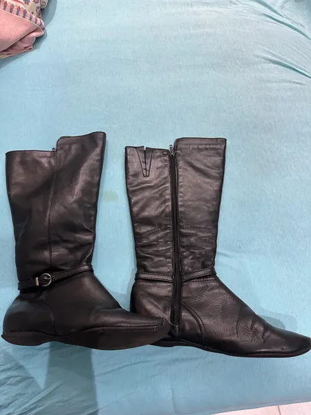 Bota cano alto em couro preto