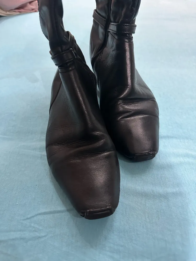 Bota cano alto em couro preto