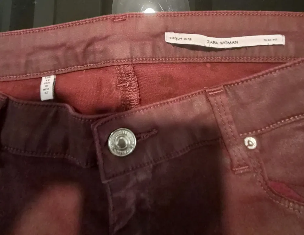 calça zara sarja resinada vinho 40