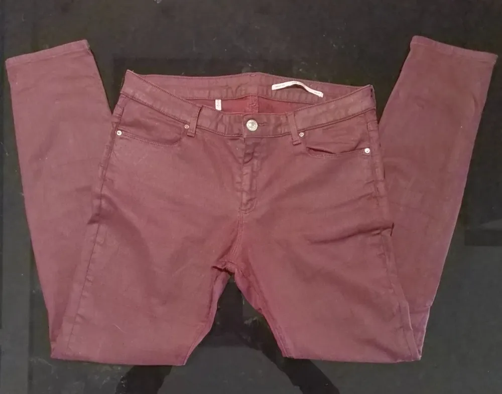calça zara sarja resinada vinho 40