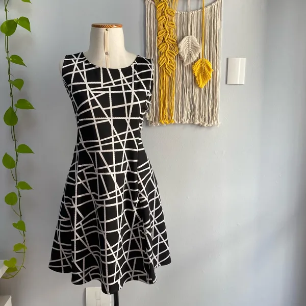 Vestido evasê com estampa geométrica da Miele.  G