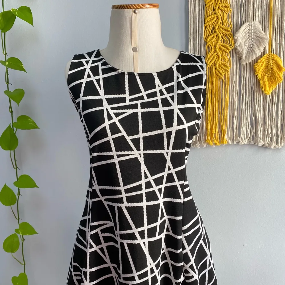 Vestido evasê com estampa geométrica da Miele.  G