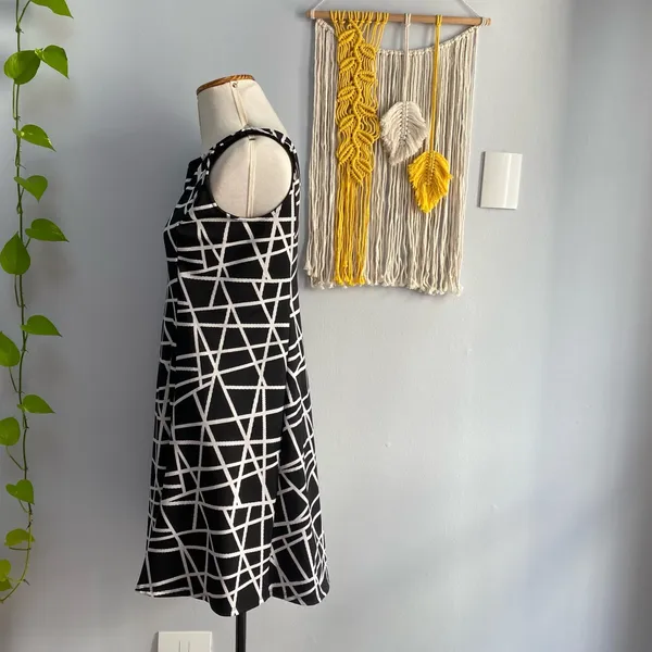 Vestido evasê com estampa geométrica da Miele.  G