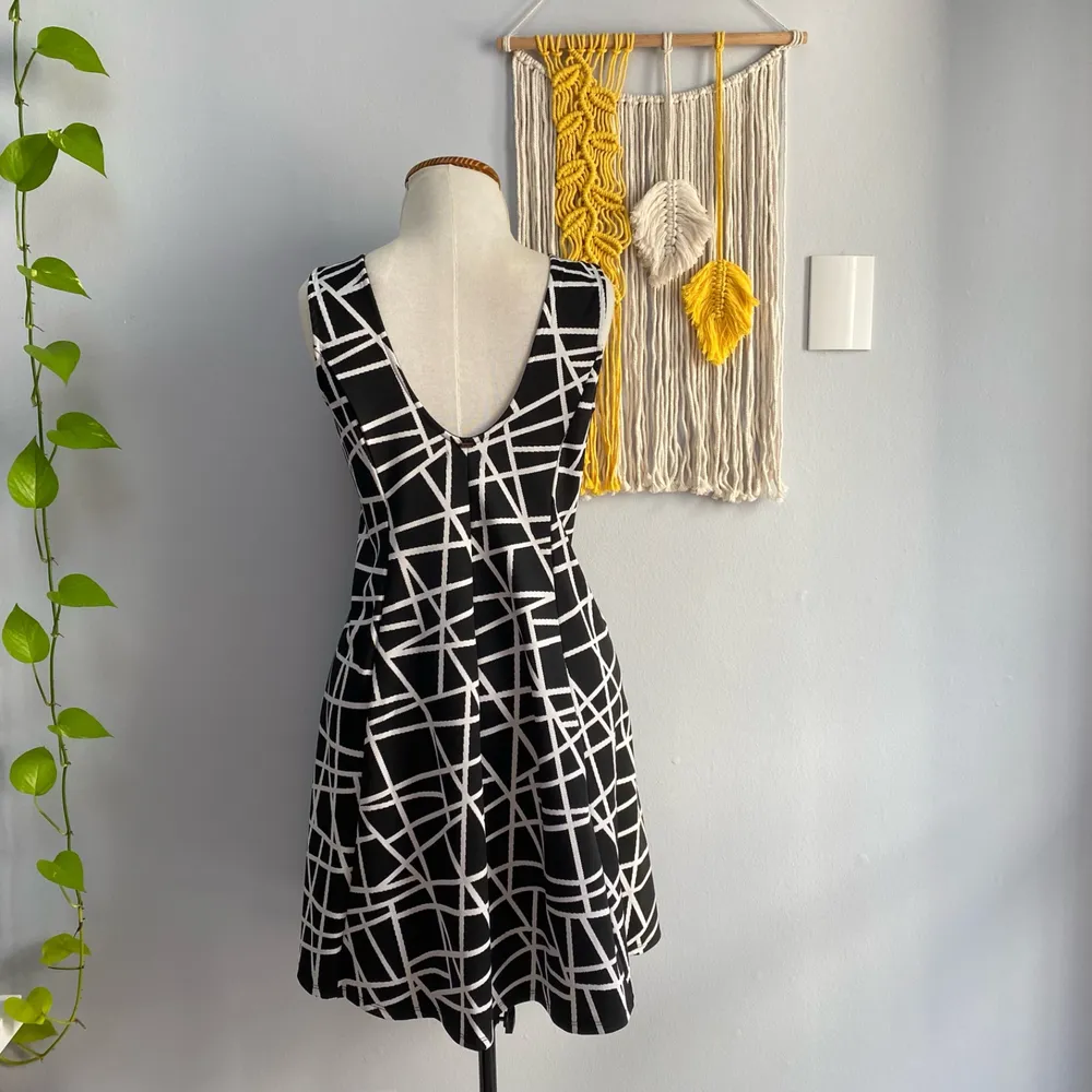 Vestido evasê com estampa geométrica da Miele.  G