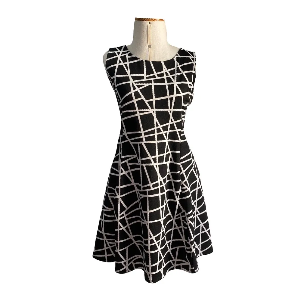 Vestido evasê com estampa geométrica da Miele.  G