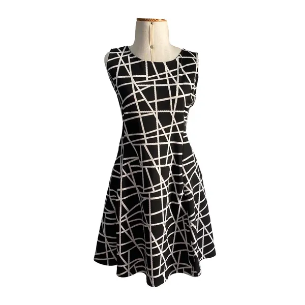 Vestido evasê com estampa geométrica da Miele.  G