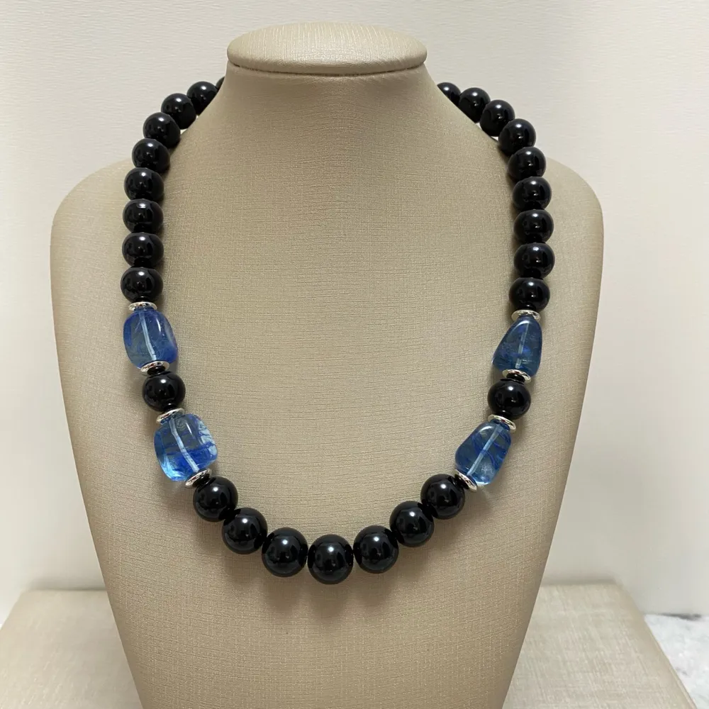 Colar com pérola  preta e pedra jade azul