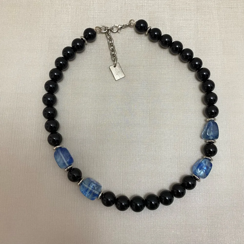 Colar com pérola  preta e pedra jade azul