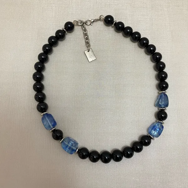 Colar com pérola  preta e pedra jade azul