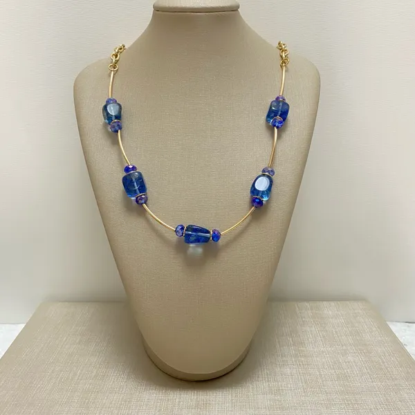 Colar com entremeios folheado a ouro 18k com pedra jade azul