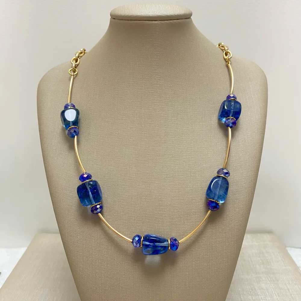 Colar com entremeios folheado a ouro 18k com pedra jade azul