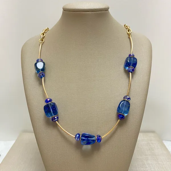 Colar com entremeios folheado a ouro 18k com pedra jade azul