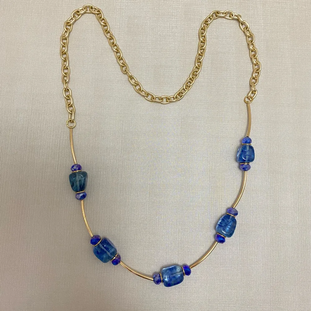 Colar com entremeios folheado a ouro 18k com pedra jade azul