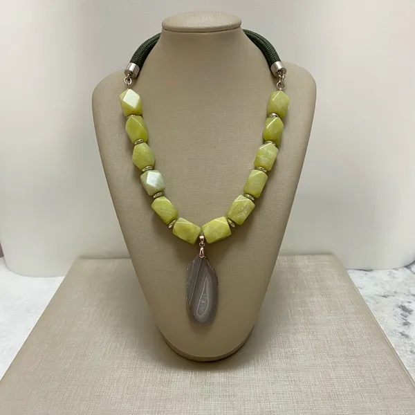Colar com pedra jade amarela e pingente em drusa