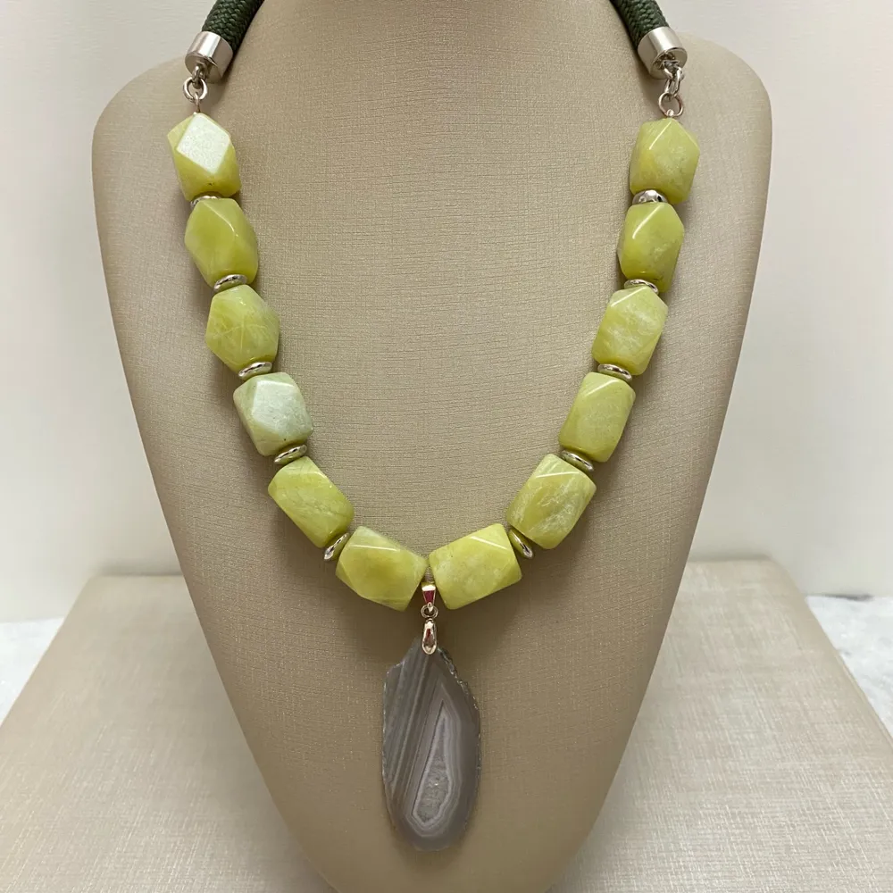 Colar com pedra jade amarela e pingente em drusa