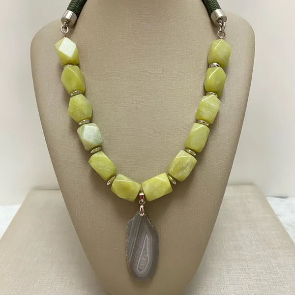 Colar com pedra jade amarela e pingente em drusa