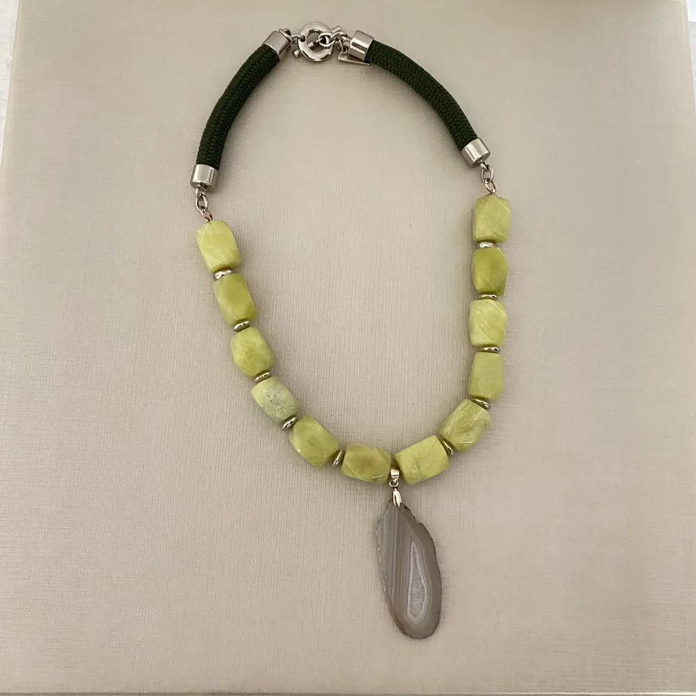 Colar com pedra jade amarela e pingente em drusa