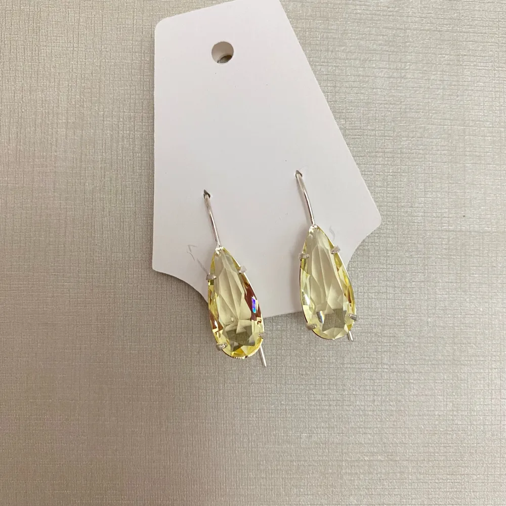 Brinco folheado a prata com cristal facetado lemon
