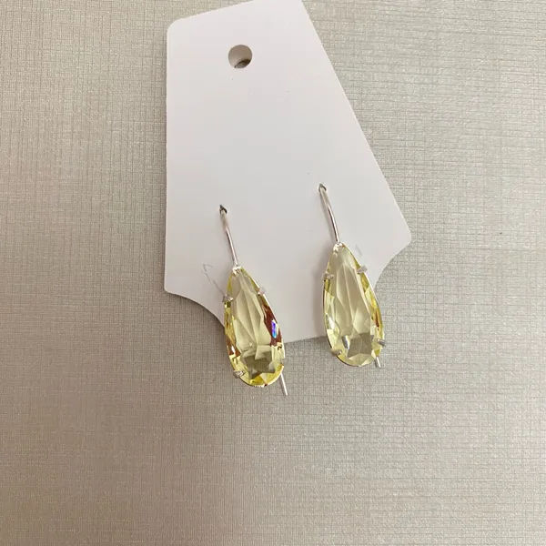 Brinco folheado a prata com cristal facetado lemon