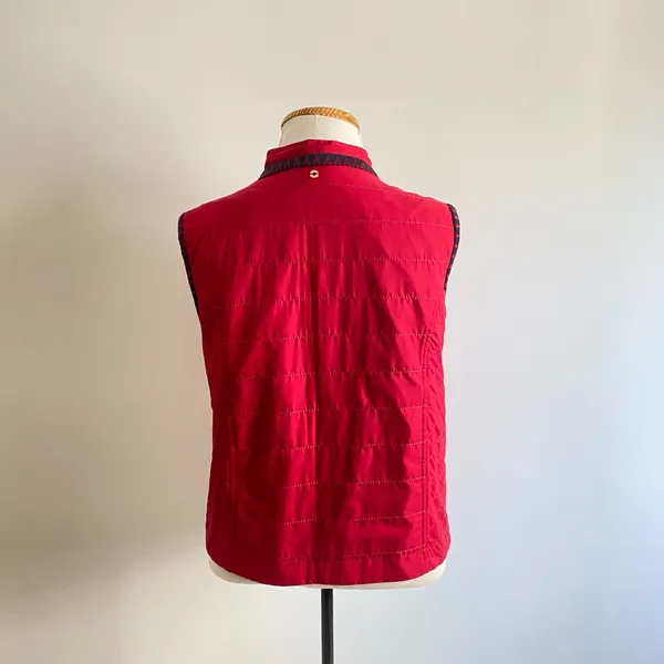 Colete vermelho da Stroke.        G