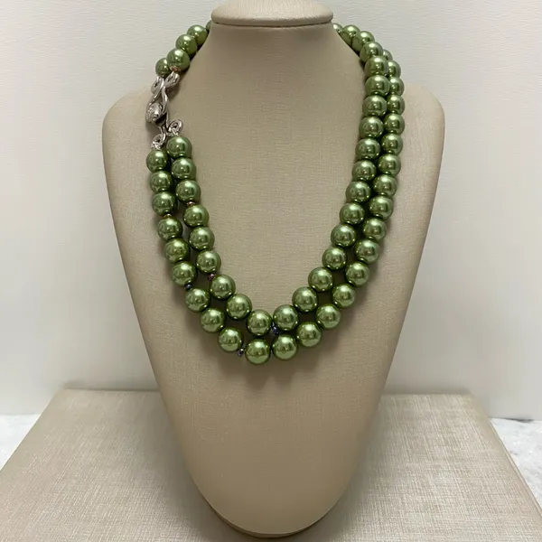 Colar com pérolas  verde e  fecho com cristal