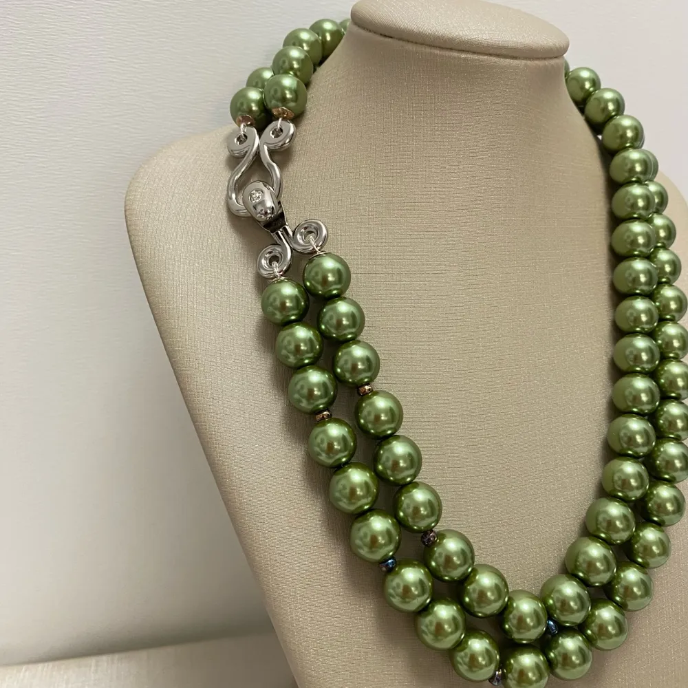 Colar com pérolas  verde e  fecho com cristal