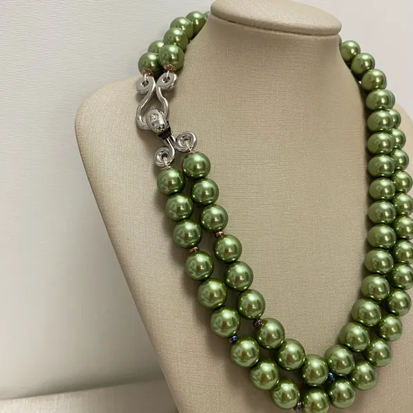 Colar com pérolas  verde e  fecho com cristal