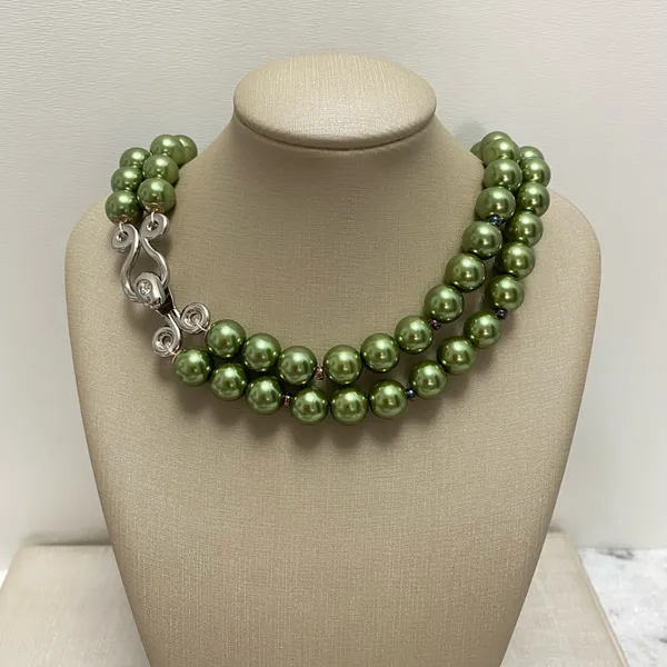 Colar com pérolas  verde e  fecho com cristal