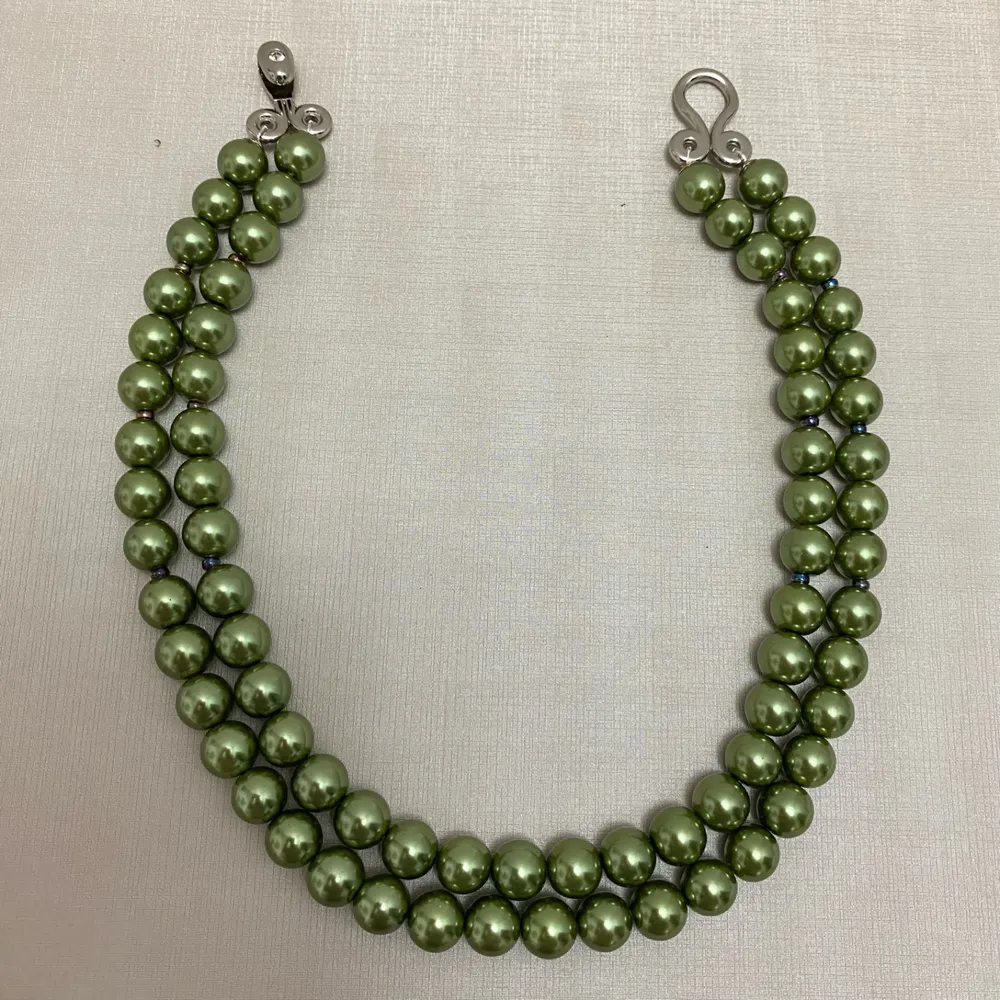 Colar com pérolas  verde e  fecho com cristal