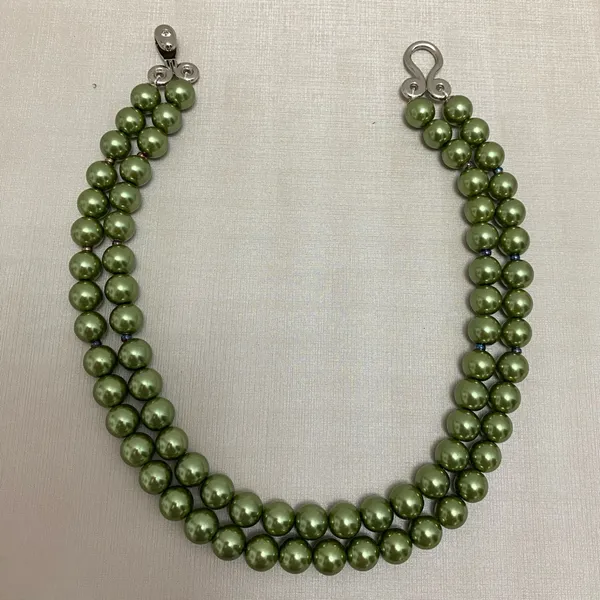 Colar com pérolas  verde e  fecho com cristal