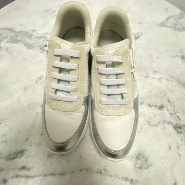 Tenis branco com prata da Usaflex.          38