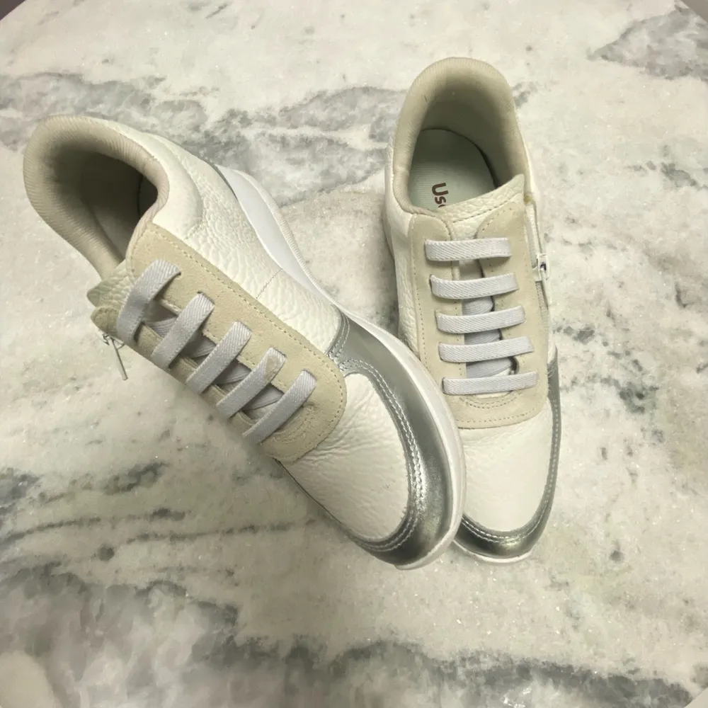 Tenis branco com prata da Usaflex.          38