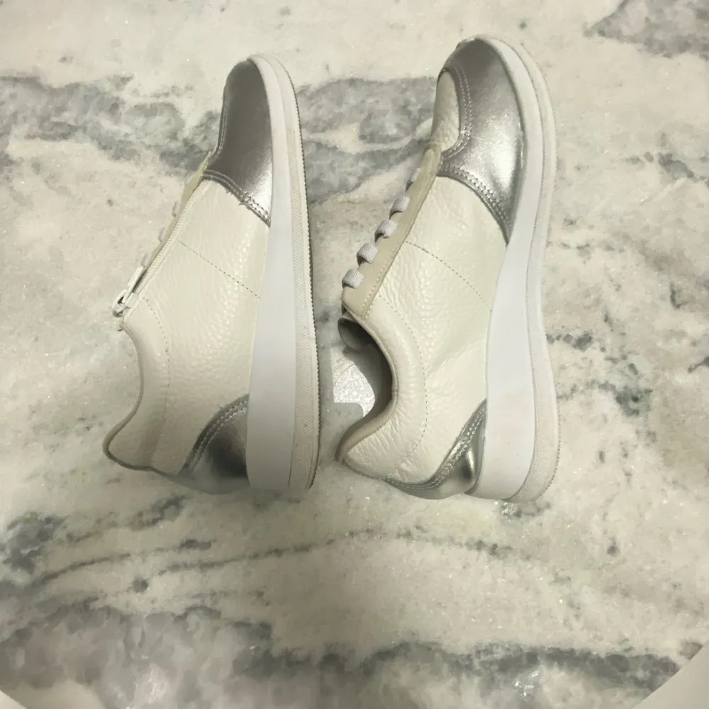 Tenis branco com prata da Usaflex.          38